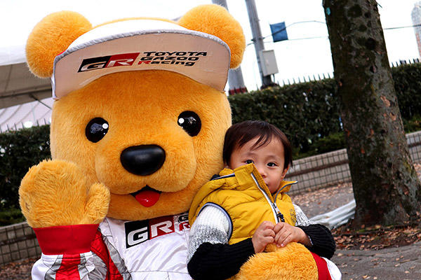 トヨタ くま吉 白とグレーブラックの切り替えニットを着た男の子と一緒に@ SHIBUYA SPORTS CAR FES 2017