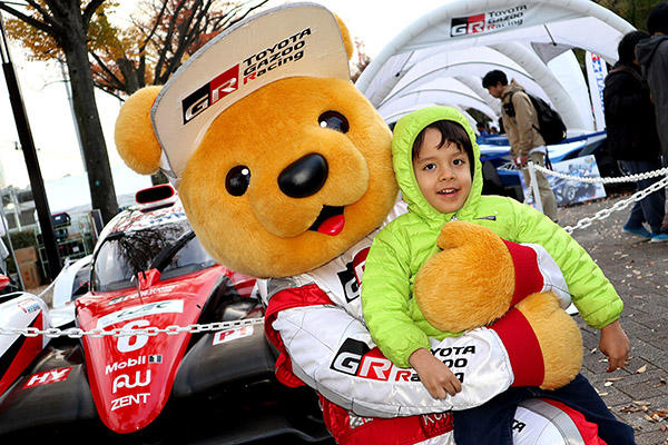 トヨタ くま吉 ライムグリーンのダウンのフードをかぶった男の子と一緒に@ SHIBUYA SPORTS CAR FES 2017