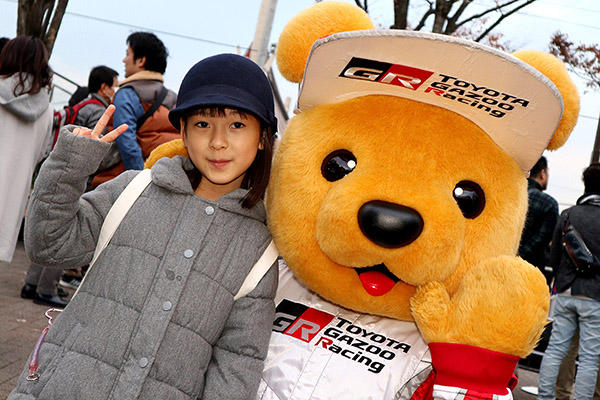 トヨタ くま吉 紺の帽子をかぶった女の子と一緒に@ SHIBUYA SPORTS CAR FES 2017