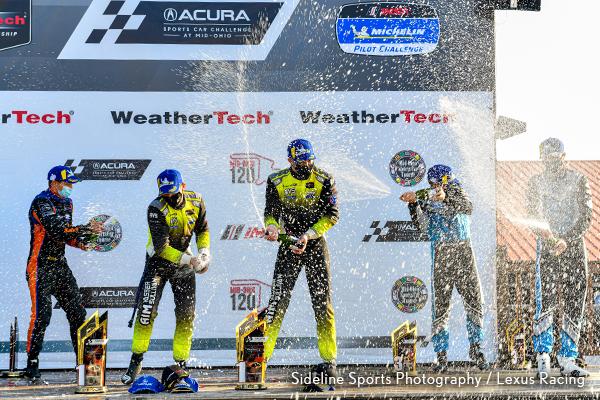 表彰台で勝利を祝うエイム・バッサー・サリバン 14号車のジャック・ホークスワースとアーロン・テリッツ
