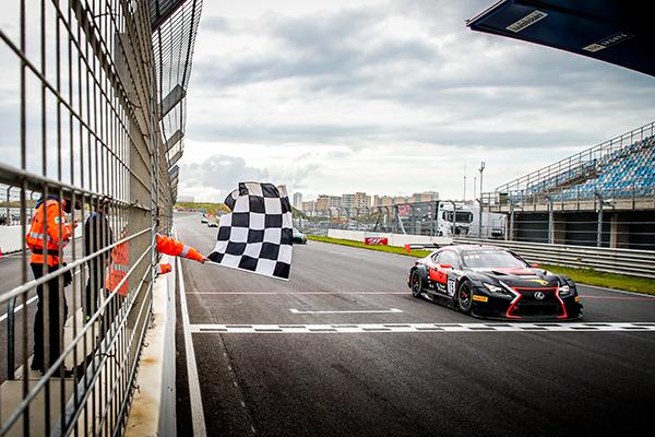 1位でチェッカーを受けるTech 1 Racing 15号車