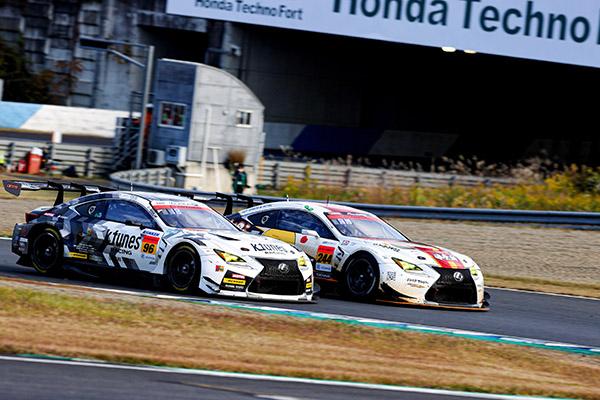 SUPER GTシリーズ第7戦 たかのこの湯 RC F GT3 244号車にインコースからアタックをかけるK-tunes RC F GT3 96号車