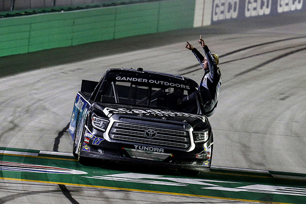 2000年代生まれとしてNASCARトップ3カテゴリーで初の勝者となったタイラー・アンクラム（#17）