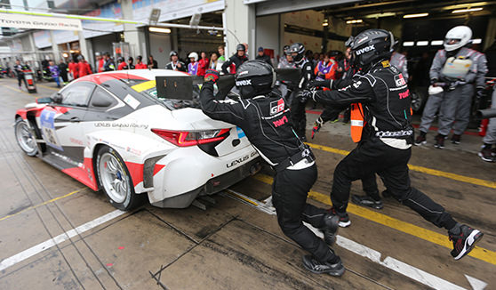 The LEXUS RC F rejoins the race after successful repairs in the pits