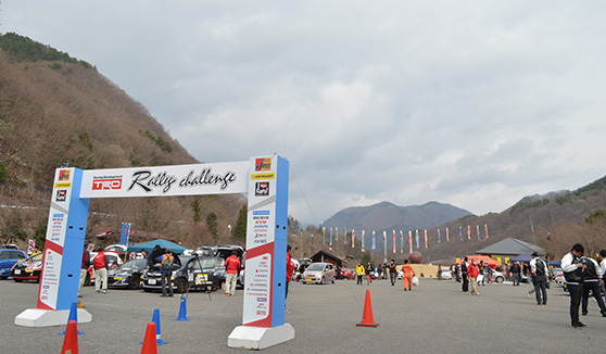 サービス会場となる太陽の丘公園では、各車のセレモニアルスタートやサービス作業が見学できる。