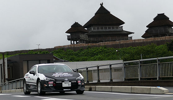 吉野ヶ里歴史公園の臨時駐車場がスタート会場。遺跡横をラリーカーが駆け抜けていった。