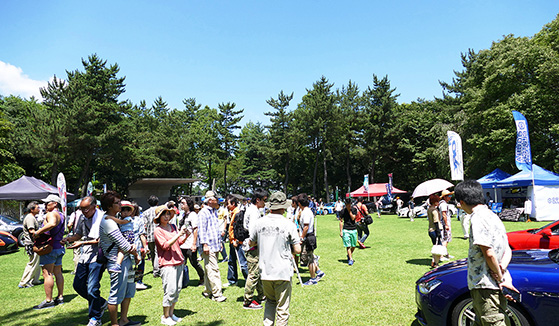 地元特産物や自動車パーツメーカーなど多くのブースが出展されたメイン会場の渋川総合公園には、朝から多くのラリーファンや家族連れが訪れていた。