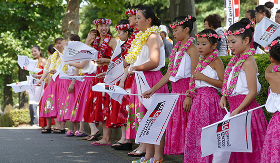 ハワイと姉妹都市提携しフラダンスに縁がある地元・伊香保のフラダンスチームがスタートを見送り大会に華を添えた。