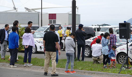 スタート会場となった豊浦海浜公園駐車場では、子供連れや近所の方々がラリーカーに手を振る姿が多く見受けられた。