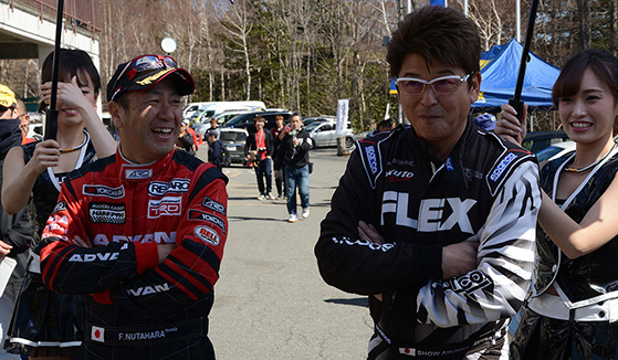 俳優の哀川翔さんは、昨年の木曽ラウンドと同じく、全日本ラリードライバーの奴田原選手と参戦。多くのファンの声に気さくに応えていた。