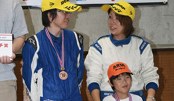 文香さんのお子さんとともに表彰台へ。今後のランクアップにも期待したい。