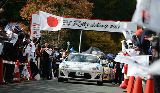 特別戦となる新城ラウンドは、全日本ラリー選手権「新城ラリー」の中で開催。セレモニアルスタートには多くの観客が訪れた。