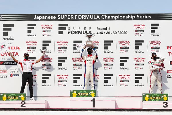 ポール・トゥ・ウィンで開幕戦を制した平川亮(中央)と2位山下健太(感染拡大防止策のため表彰台には不参加)の代わりに表彰台に立ったKONDO RACINGの近藤真彦監督(左)、3位に入ったサッシャ・フェネストラズ(右)