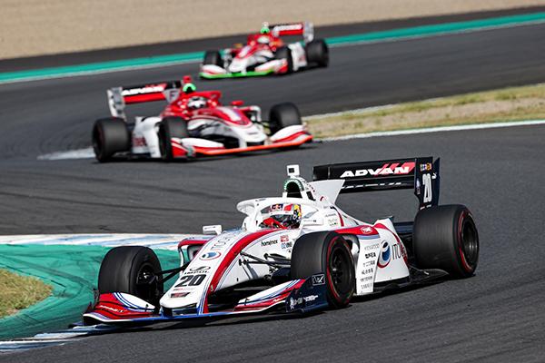 ポール・トゥ・ウィンで開幕戦を制した平川 亮(ITOCHU ENEX TEAM IMPUL #20)