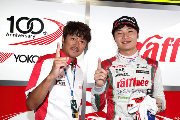 自身初のポールポジションを獲得したKONDO RACINGの山下健太と近藤真彦監督