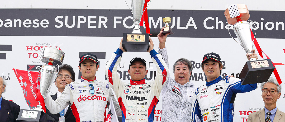 今季初勝利を挙げた関口雄飛（中央左）と3位表彰台を獲得した大嶋和也（右）