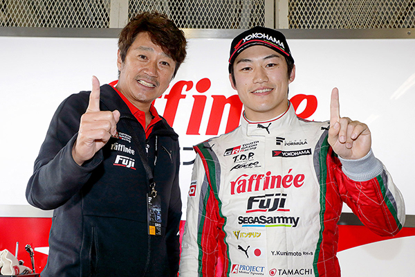 ポールポジションを獲得した国本 雄資（KONDO RACING 4号車）と近藤真彦監督