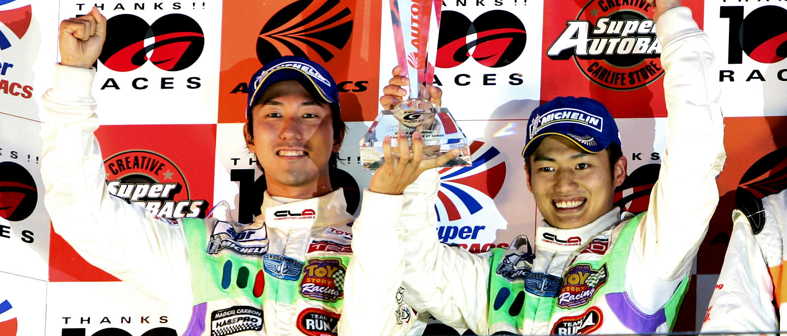 2009年 SUPER GTでタイトルを獲得した石浦宏明と大嶋和也