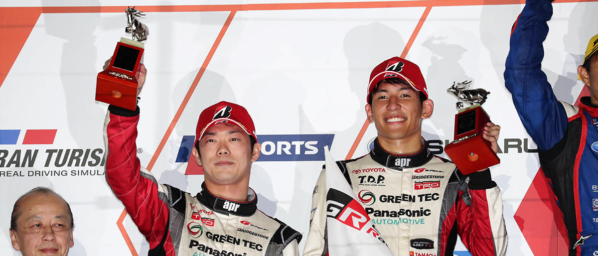 2位表彰台を獲得したTOYOTA PRIUS apr GT 31号車の嵯峨 宏紀と中山 雄一