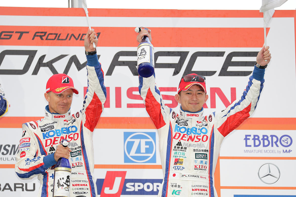 3位表彰台を獲得したぶLEXUS TEAM SARDのヘイキ・コバライネンと平手晃平