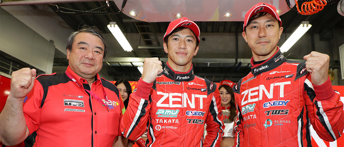 ポールポジションを獲得したZENT CERUMO LC500 38号車の浜島裕英監督と立川祐路、石浦宏明