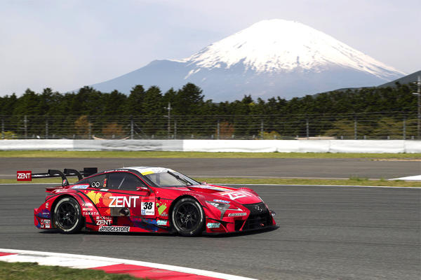 ールポジションを獲得したZENT CERUMO LC500 38号車（立川 祐路／石浦 宏明）