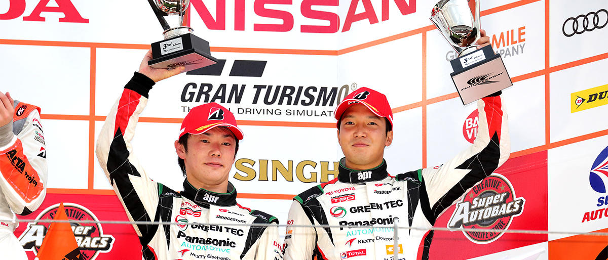 3位フィニッシュで今シーズン初表彰台を獲得したTOYOTA PRIUS apr GT 31号車の嵯峨 宏紀と久保 凜太郎