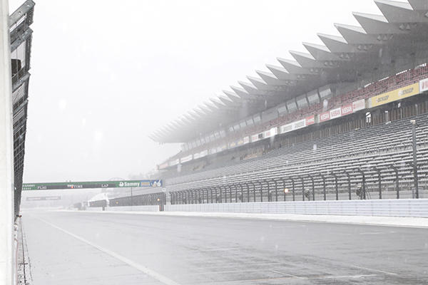 降雪で公式テスト2日目は中止となった