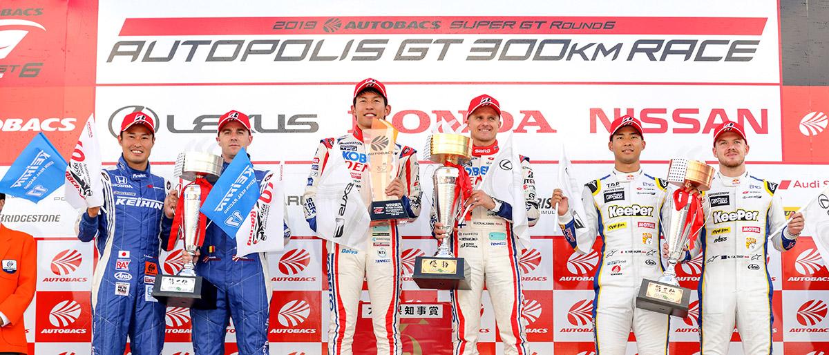 今季初勝利を挙げたDENSO KOBELCO SARD LC500 39号車のヘイキ・コバライネンと中山雄一、追い上げ3位に入ったKeePer TOM'S LC500 37号車の平川亮とニック・キャシディ