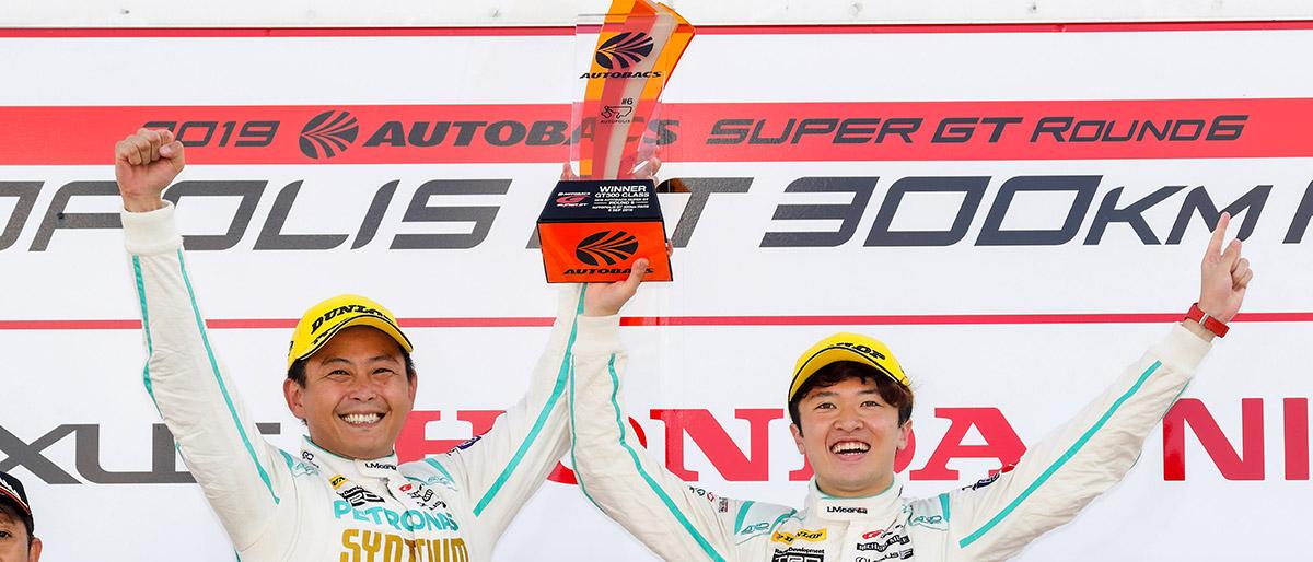 初勝利を挙げたSYNTIUM LMcorsa RC F GT3 60号車の吉本大樹と宮田莉朋