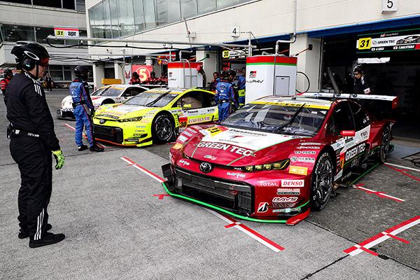 予選に向けて準備を進めるTOYOTA GR SPORT PRIUS PHV apr GT 30号車（永井 宏明／織戸 学）とTOYOTA GR SPORT PRIUS PHV apr GT 31号車（嵯峨 宏紀／中山友貴）