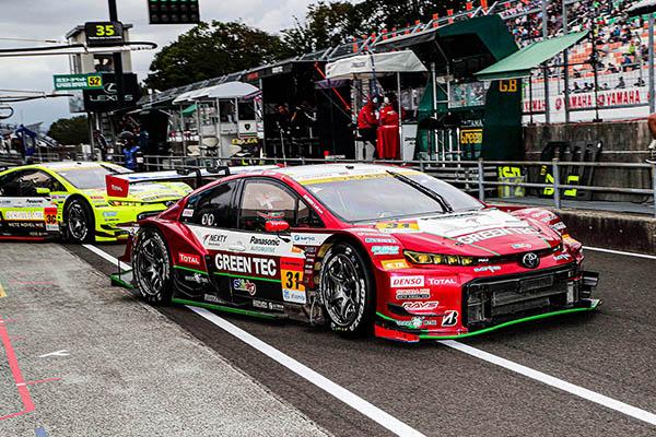 予選アタックに向かうTOYOTA GR SPORT PRIUS PHV apr GT 31号車（嵯峨 宏紀／中山友貴）