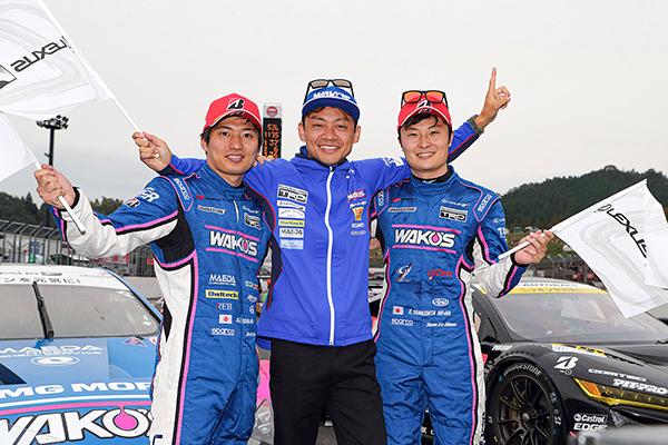 ドライバータイトルを獲得したWAKO'S 4CR LC500 6号車の大嶋和也、山下健太