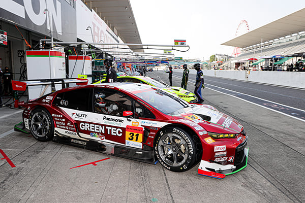 予選アタックに向かうTOYOTA GR SPORT PRIUS PHV apr GT 31号車（嵯峨 宏紀／中山 友貴）