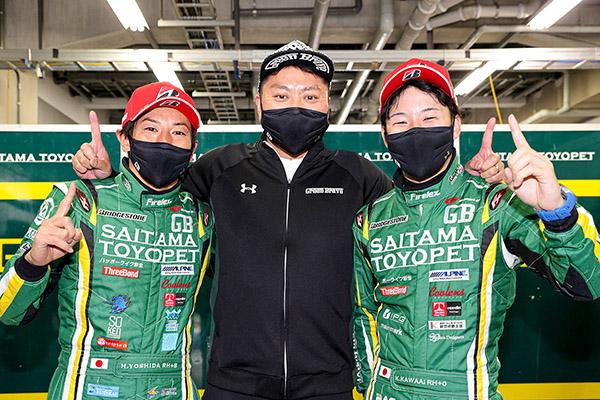 コースレコードでポールポジションを獲得した埼玉トヨペット Green Braveの吉田 広樹、平沼 貴之チームオーナー、川合 孝汰
