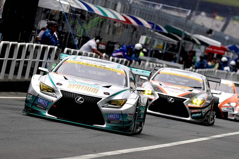ピットアウトするNo.60 SYNTIUM LMcorsa RC F GT3とNo.51 JMS P.MU LMcorsa RC F GT3