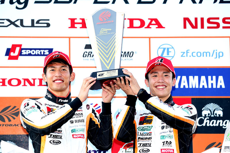 第7戦ブリーラムで2勝目を挙げ、表彰台で喜ぶNo.51 JMS P.MU LMcorsa RC F GT3の中山雄一、坪井翔