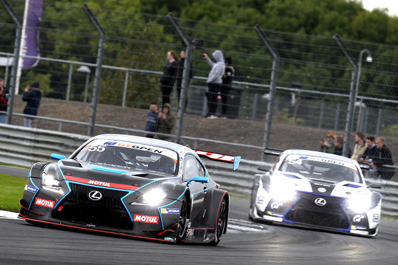 スイスのEmil Frey Lexus RacingのLEXUS RC F GT3と、ドイツのFarnbacher RacingのLEXUS RC F GT3