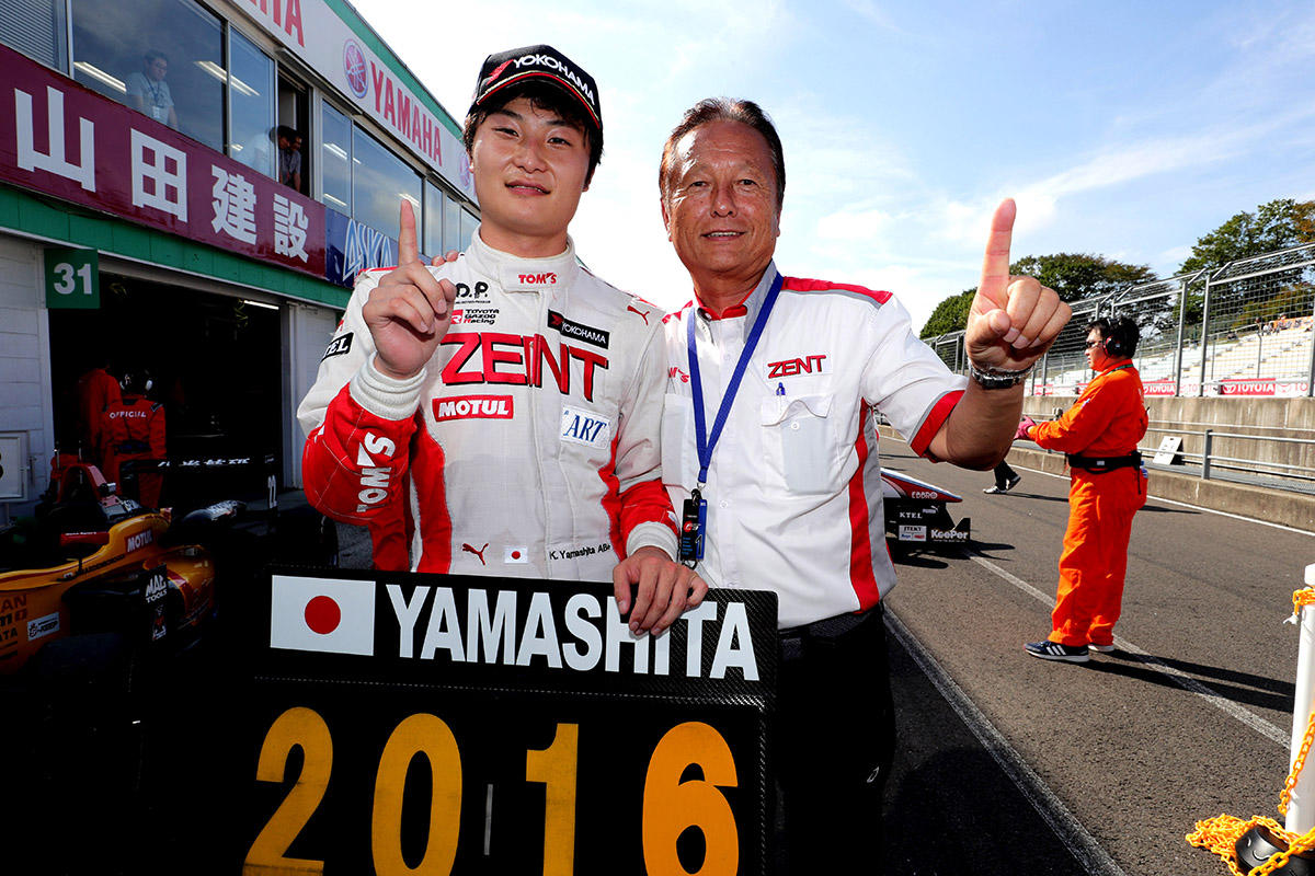 2016年 全日本F3選手権でシリーズチャンピオンを獲得した山下健太と関谷正徳監督