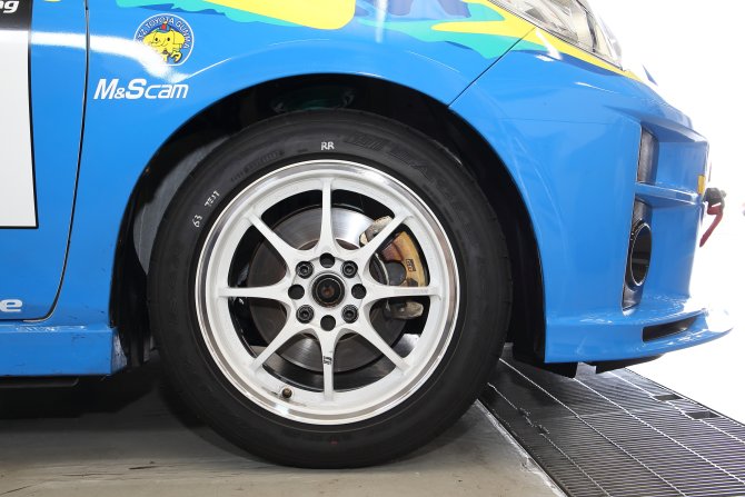 ＜タイヤ、ホイール＞GOODYEAR RS SPORT S-SPECがコントロールタイヤとして用いられていて、全車が同モデルを履くことが規定されている。サイズは195/55R15。ホイールについては、15×7.0J inset48のサイズであれば銘柄は問われない。