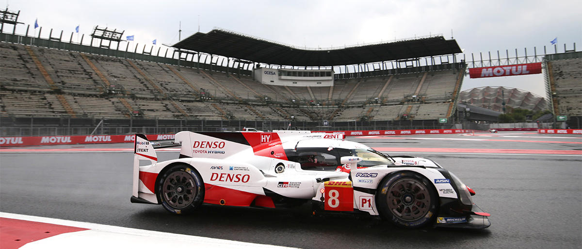 雨のアウトドローモ・エルマノス・ロドリゲスのスタジアムセクションを走行するTS050 HYBRID 8号車