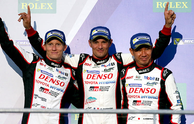 3位表彰台を獲得したTS050 HYBRID 6号車のマイク・コンウェイ、ステファン・サラザン、小林可夢偉