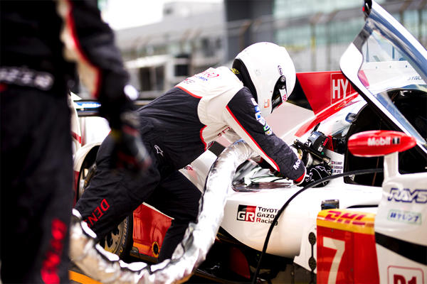 TS050 HYBRID 7号車に給油中のメカニック