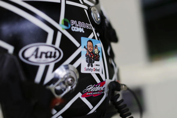 小林可夢偉のヘルメットに貼られたモリゾウ選手こと豊田章男社長の「Safety Drive」ステッカー