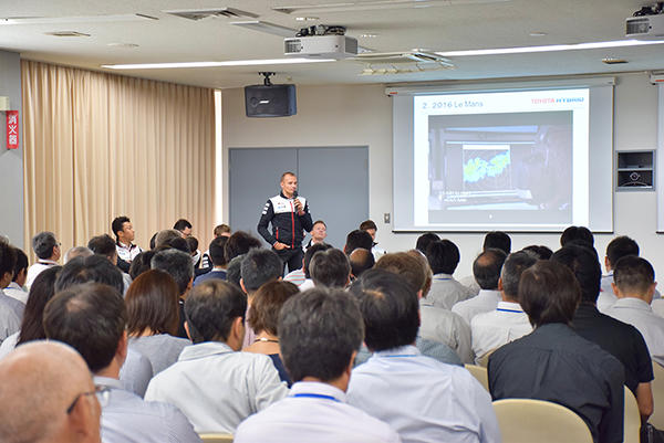 東富士研究所での講演会に出席