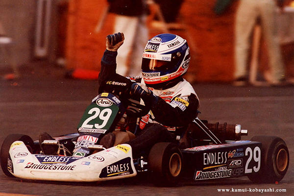 数々のカート選手権で活躍し、2001年にはFTRS（フォーミュラトヨタ・レーシングスクール）でスカラシップを獲得