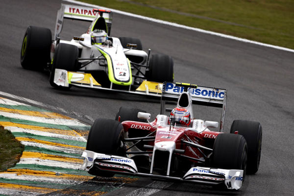 2009年の第16戦ブラジルGPでF1デビュー。続く、アブダビGPにも参戦。翌年からレギュラードライバーとしてF1に参戦