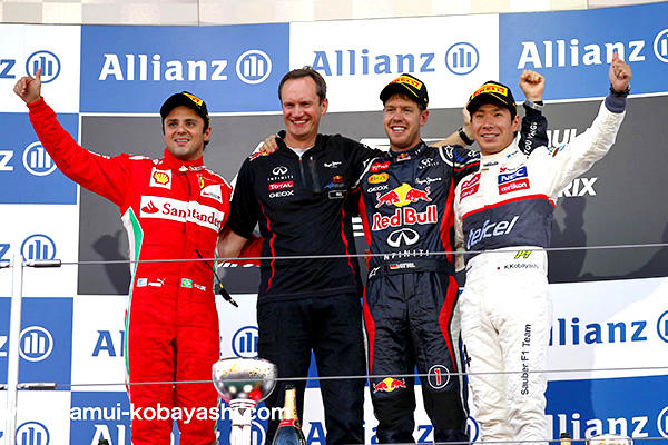 2012年日本GPにて3位でフィニッシュし、自身初表彰台を獲得。日本人ドライバーとしては3人目、母国で飾った表彰台としては22年ぶりの偉業を成し遂げる
