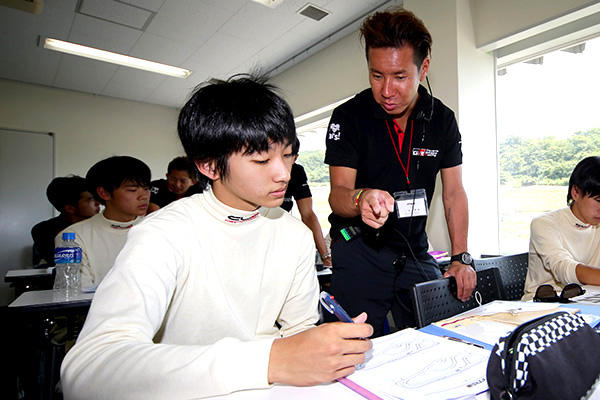FTRS（フォーミュラトヨタ・レーシングスクール）においては講師として参加。自身の経験をもとに若手ドライバー育成に関わっている