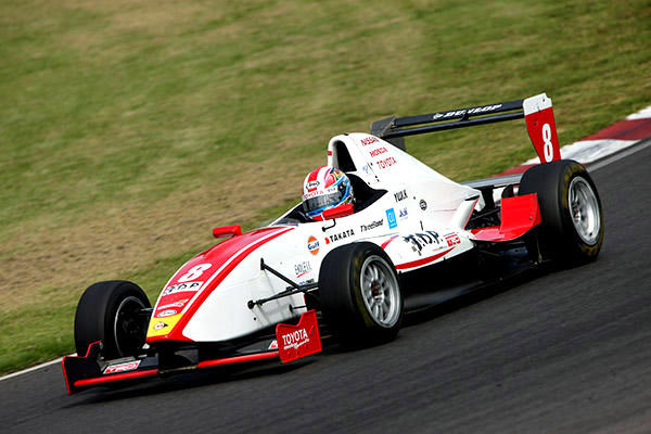 トヨタ・ヤングドライバーズ・プログラム（TDP）のスカラシップを受け、2008年のFCJシリーズにて8勝を挙げ、シリーズチャンピオンに輝く。